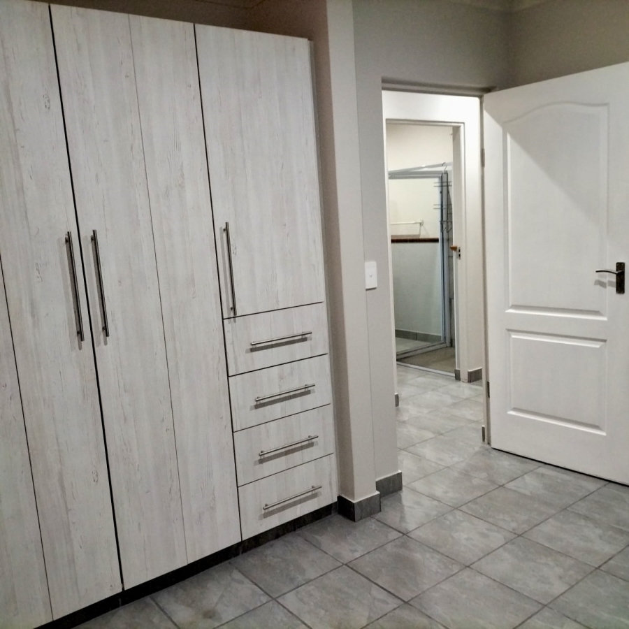 5 Bedroom Property for Sale in Reebok Western Cape